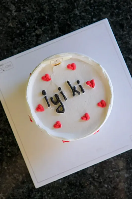 Butik Motto Beyaz Üstü Kırmızı Kalpler