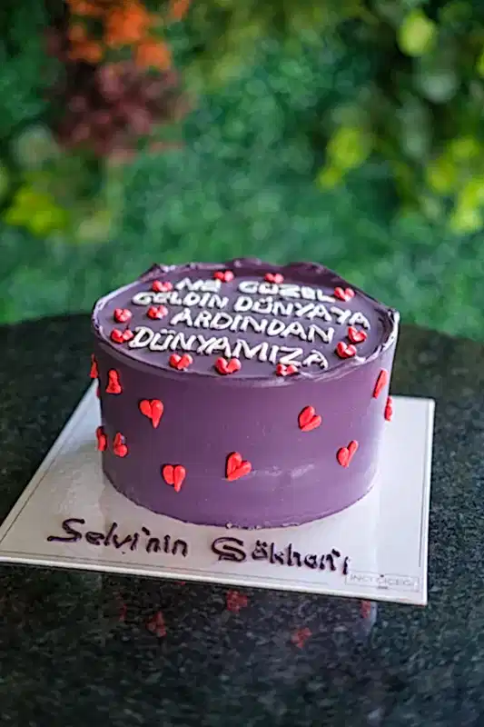 Butik Motto Mor Üstü Kırmızı Kalpler