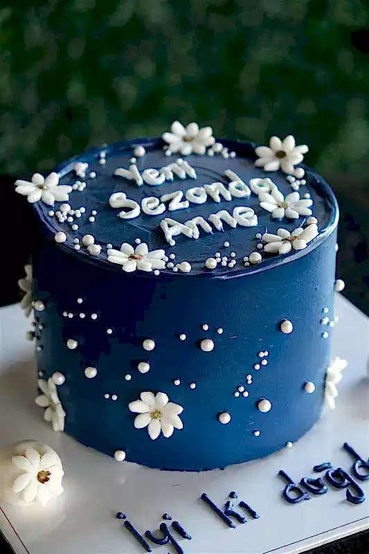 Butik Motto Lacivert Çiçek Detaylı Pasta