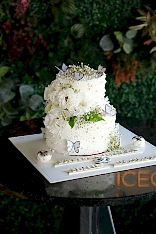 Butik Katlı Canlı Çiçekli Beyaz Pasta