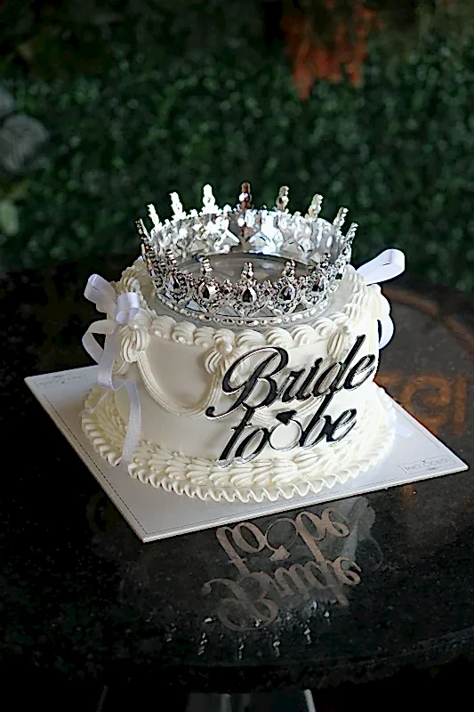 Butik Simli Taçlı Beyaz Pasta