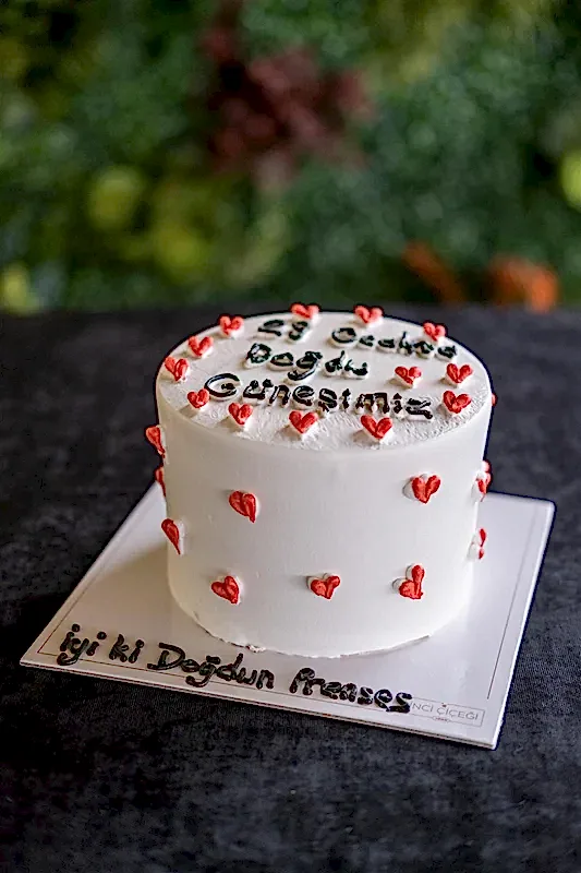 Butik Motto Beyaz Üstü Kırmızı Kalpli