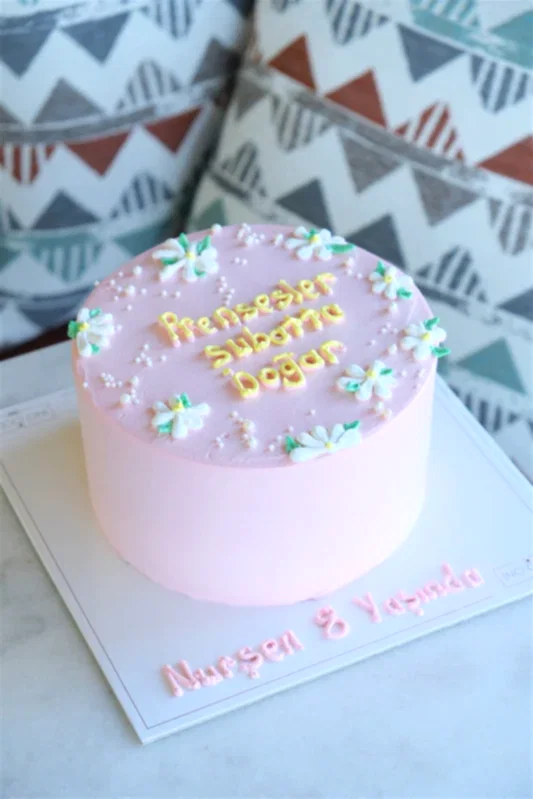 Butik Motto Pembe Çiçek Detaylı Pasta