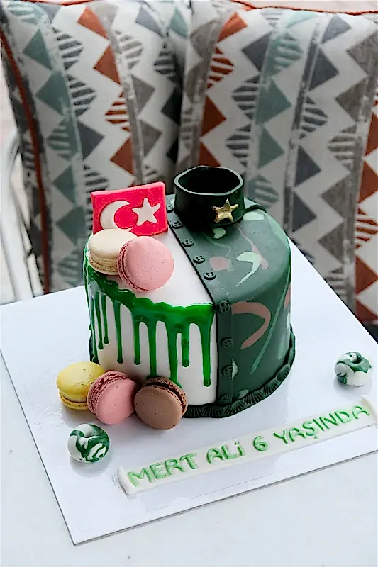 Butik Asker Üniformalı Makaronlu