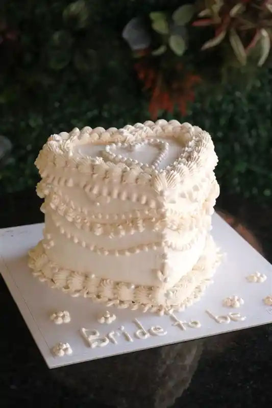 Butik Nostaljik Kalp Beyaz Pasta (Vintage Cake)