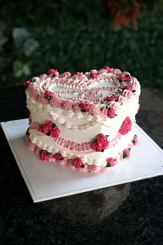 Butik Kalp Nostaljik Pasta Beyaz Kırmızı (Vintage Cake)