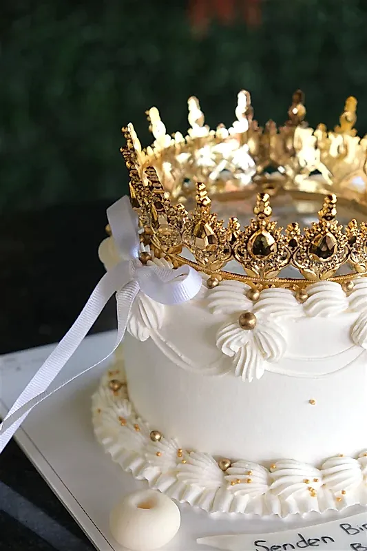 Butik Simli Altın Taçlı Beyaz Pasta