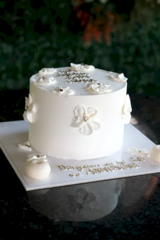 Butik Motto Beyaz Çiçek Detaylı Pasta