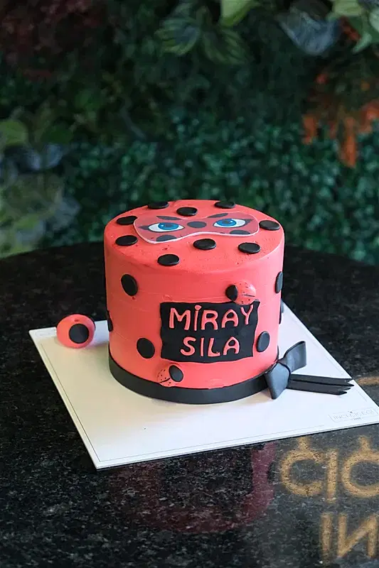 Butik Uğur Böceği Papyonlu Pasta