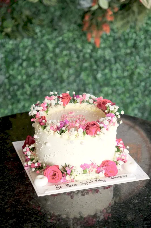 Butik Motto Gerçek Çiçekli Pasta