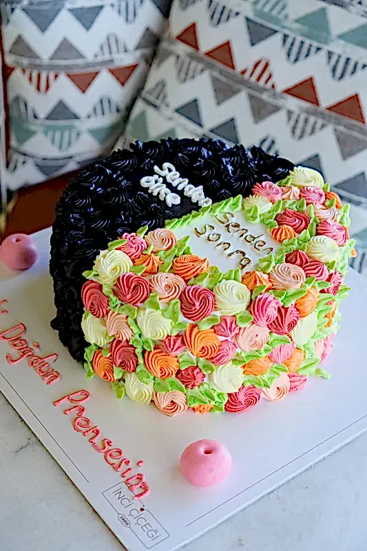 Senden Önce Senden Sonra Çiçek Desenli Pasta