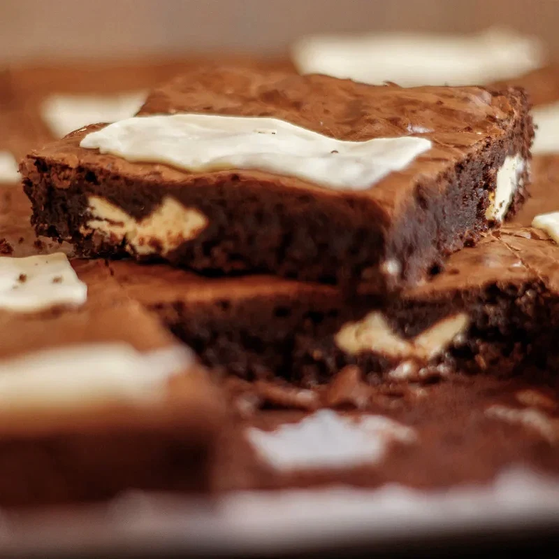 Beyaz Çikolatal Brownie Dilim