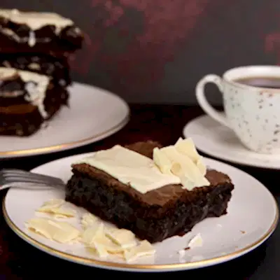 Beyaz Çikolatal Brownie Dilim