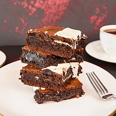 Beyaz Çikolatal Brownie Dilim